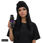 Ashen Wyrd · BigM · Trinkflasche, Amaya in der Hand
