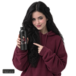 Dark Darlings · Luna · Trinkflasche, Luna in der Hand